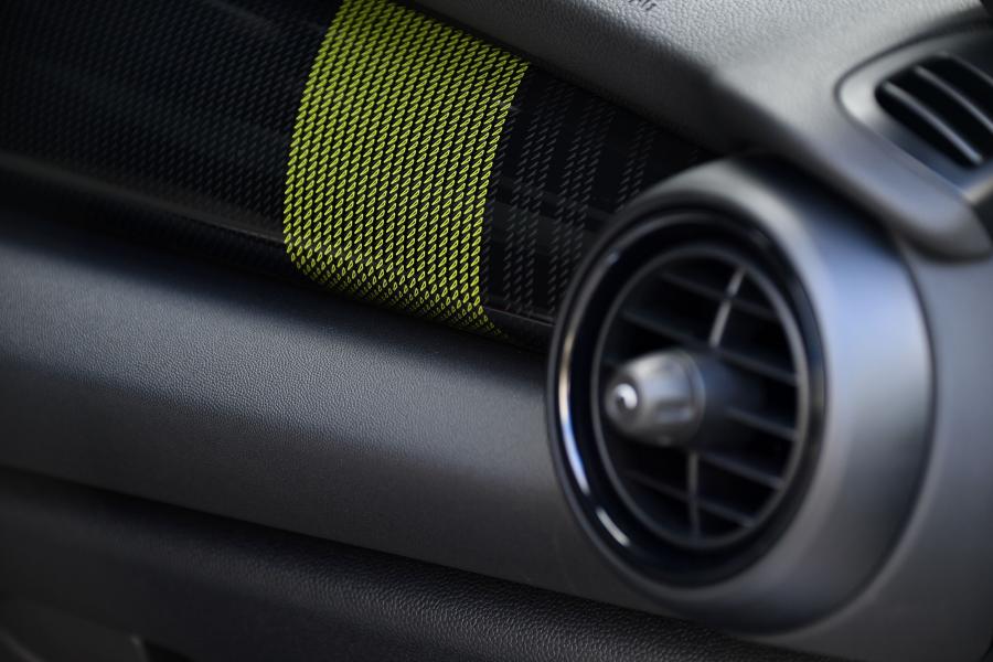 Детали интерьера Mini Cooper SE (F56) 2020 года  (NA) (фото 314 из 342)